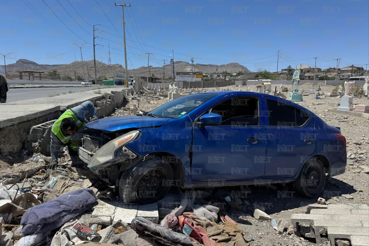 Pierde el control de su auto y termina en el panteón de la Chaveña