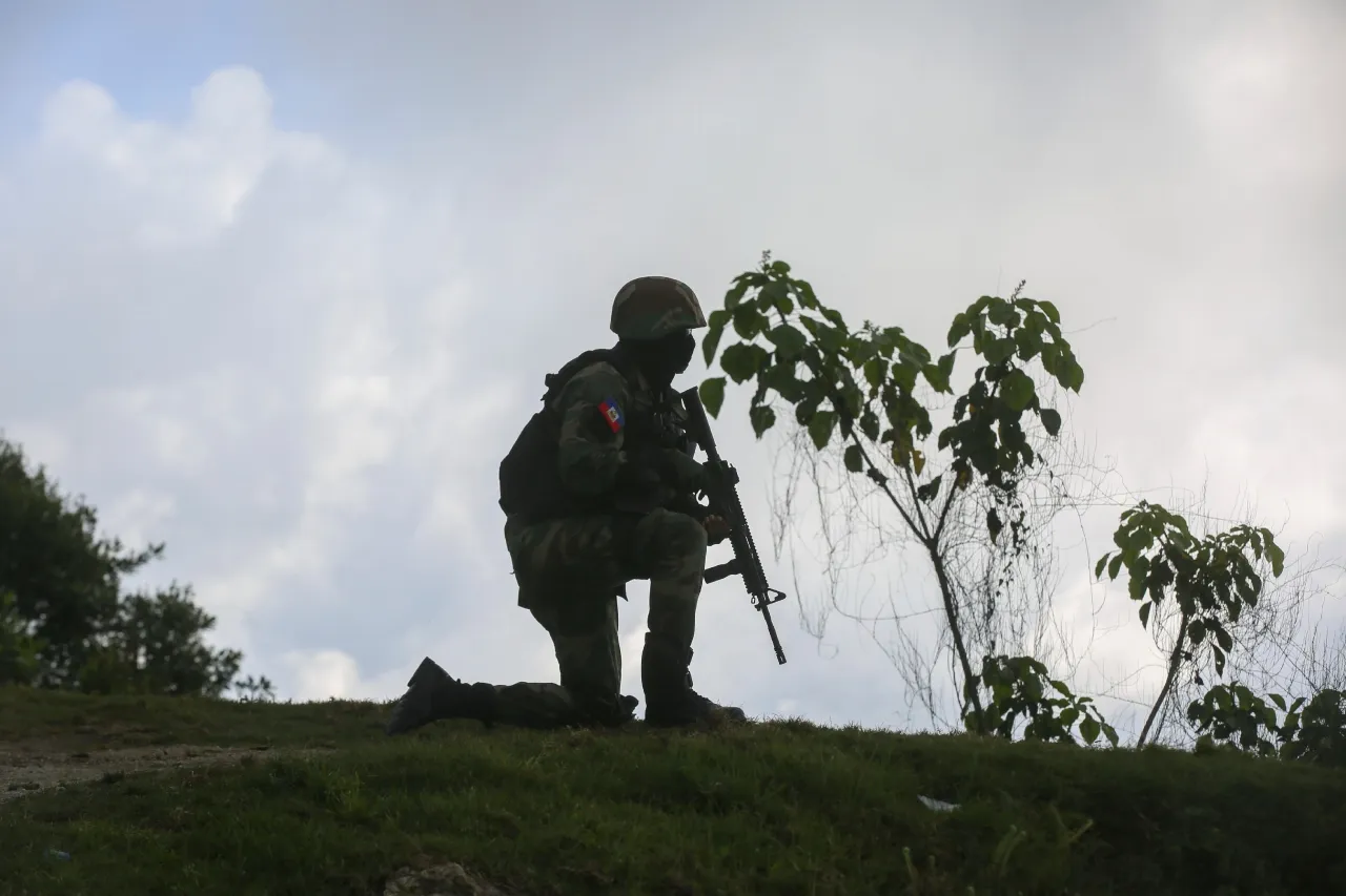 Haitianos atraviesan el río más largo del país para huir de las pandillas