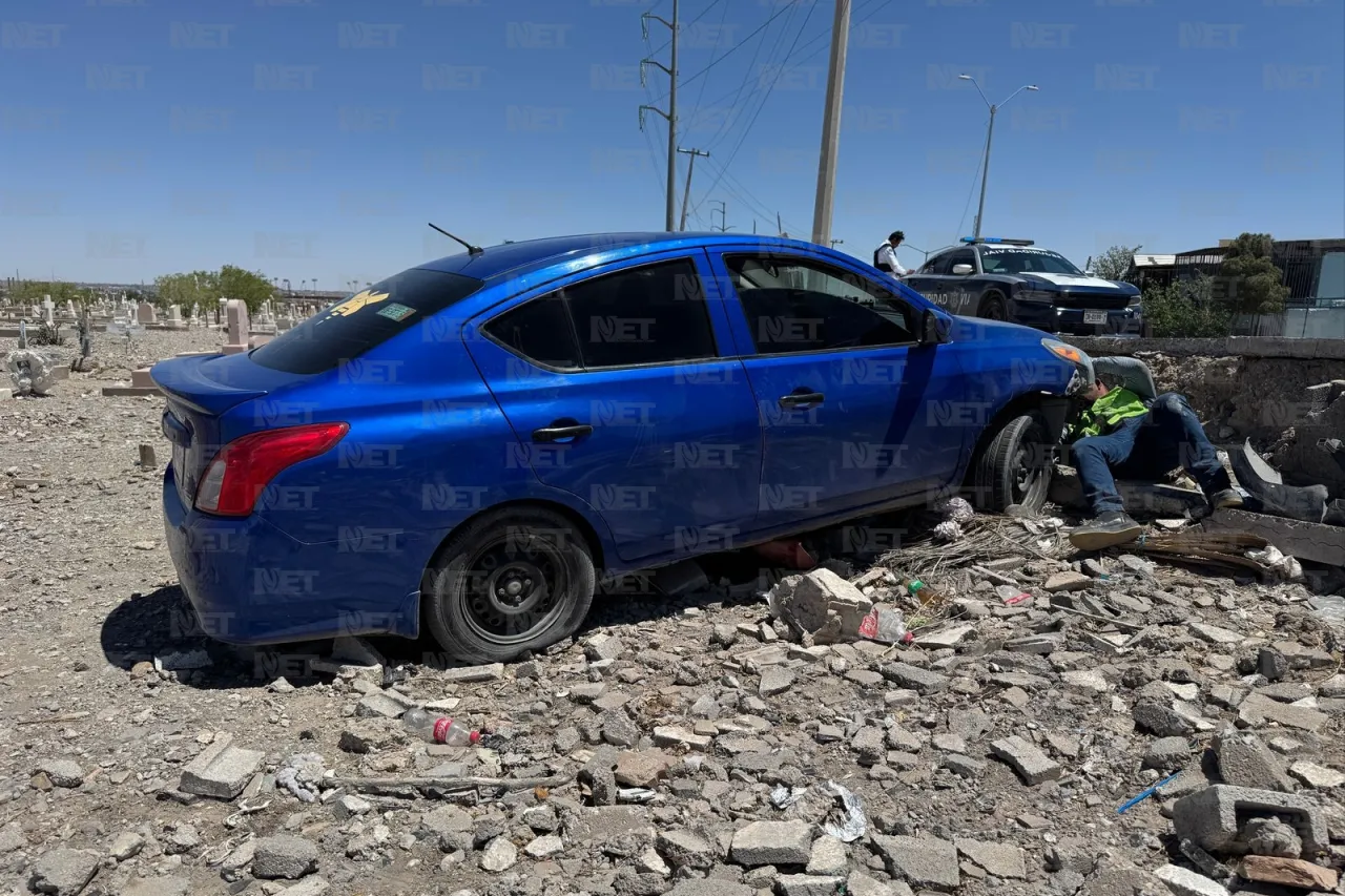 Pierde el control de su auto y termina en el panteón de la Chaveña