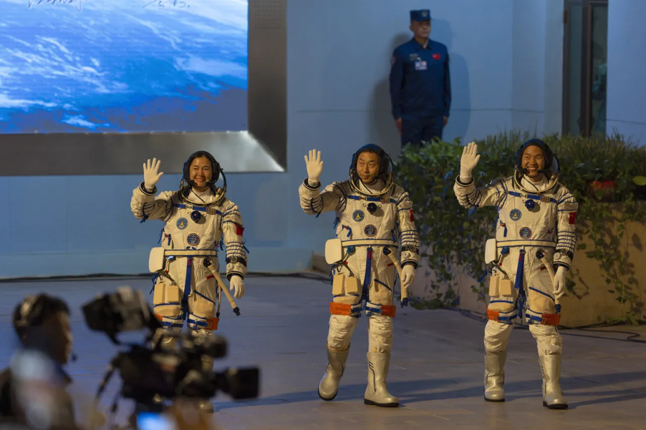 Regresan a la Tierra tres astronautas