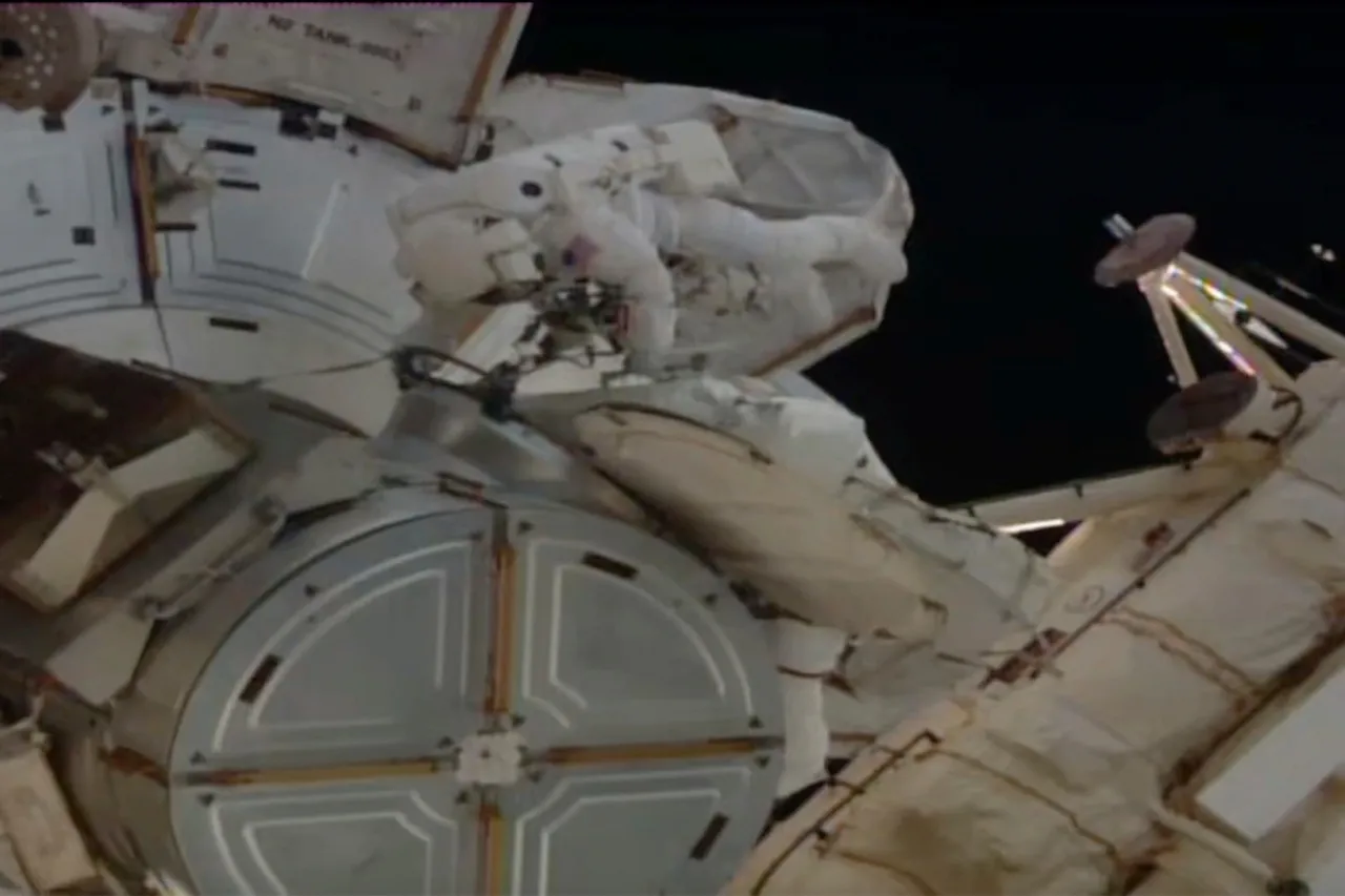 Astronautas de la NASA realizan quinta caminata espacial exclusivamente femenina