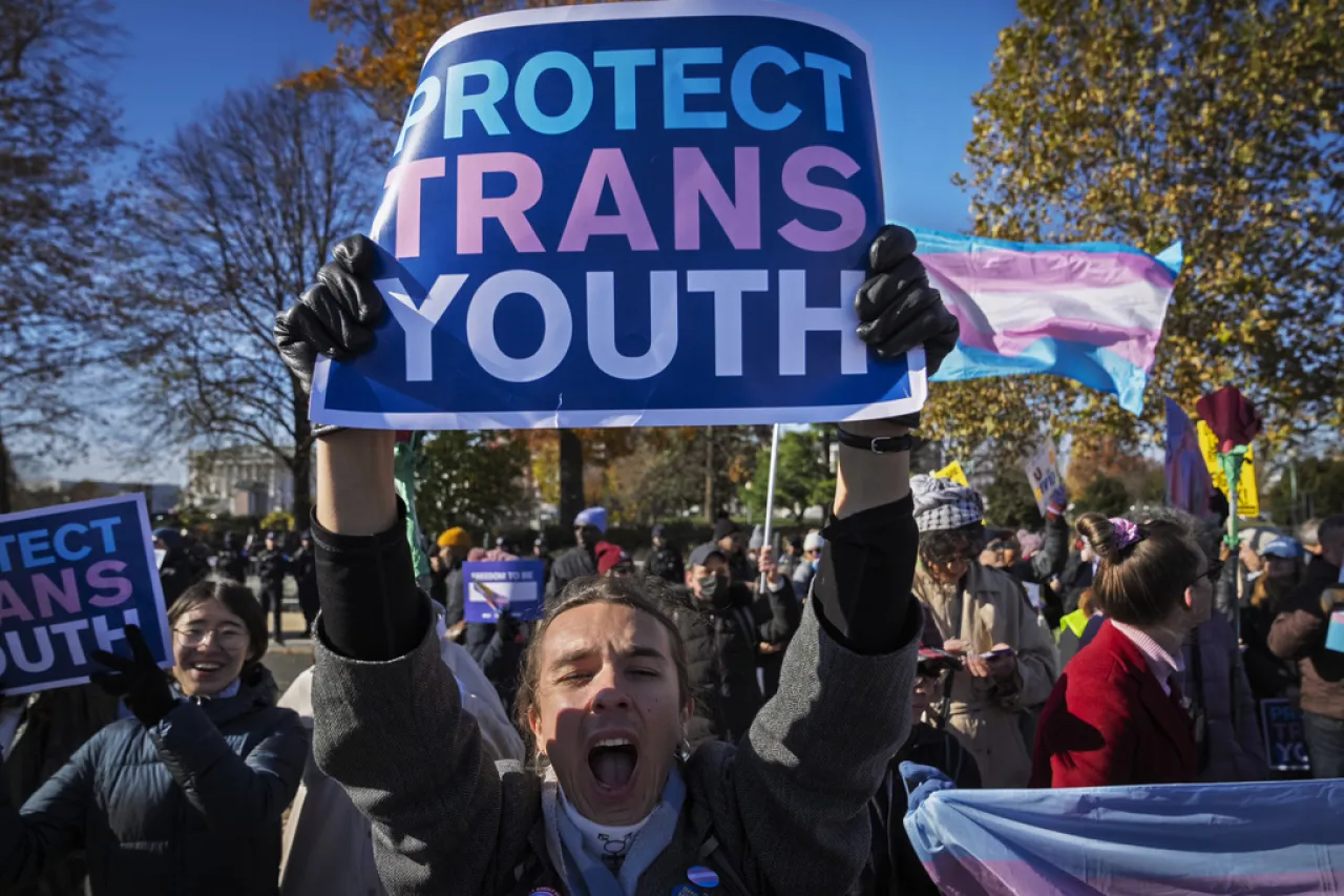 Agencia de salud de Trump recomienda terapia para jóvenes transgénero