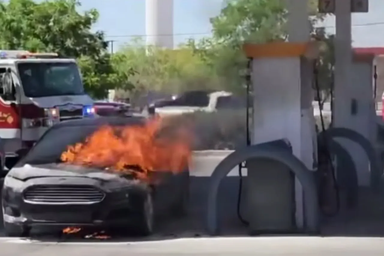 Video: Se incendia auto cuando le echaban gasolina en El Paso