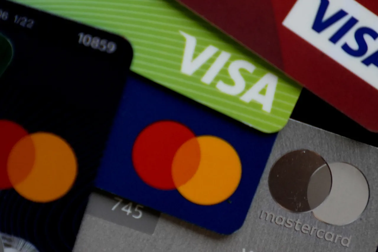 Cómo evitar los cargos por pagos atrasados a tarjetas en EU
