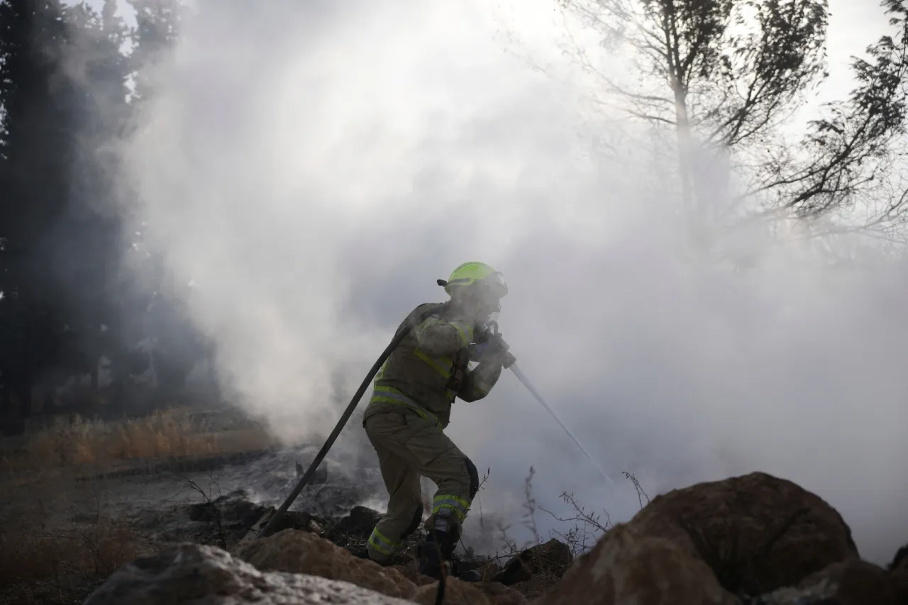 Países envían aviones a Israel para ayudar a combatir un incendio forestal