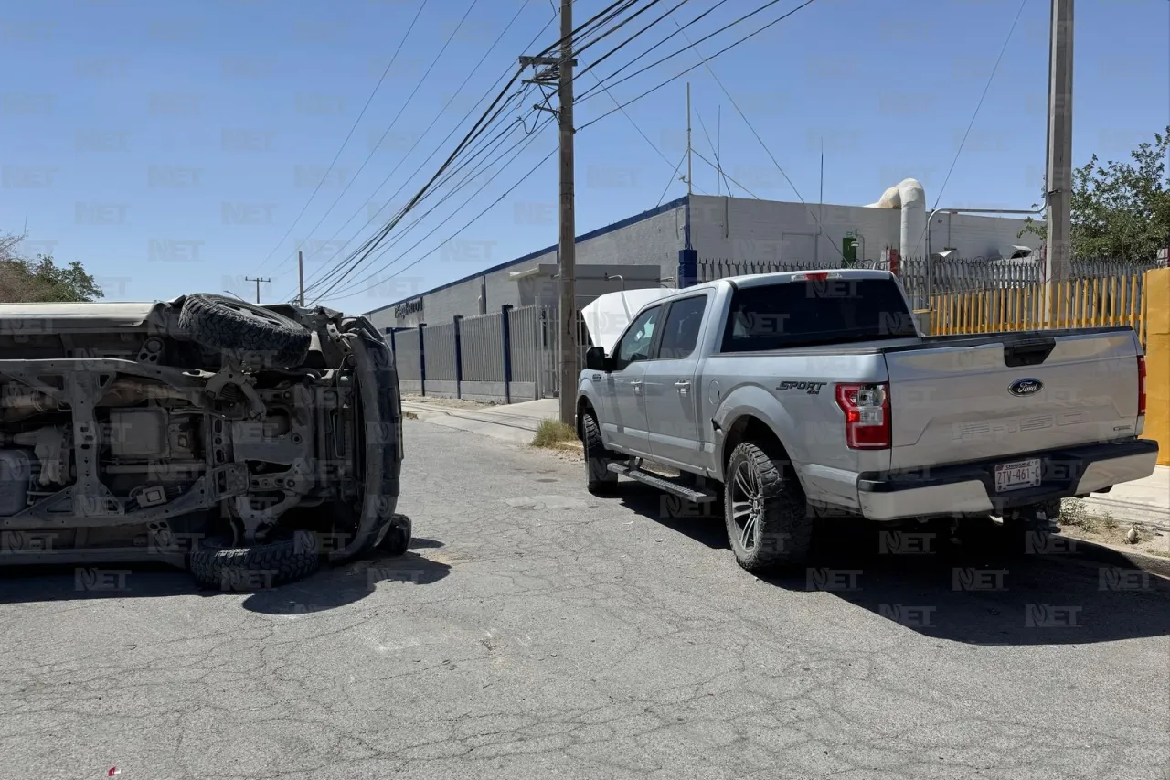 Se le quiebra suspensión, choca pickup y termina volcado