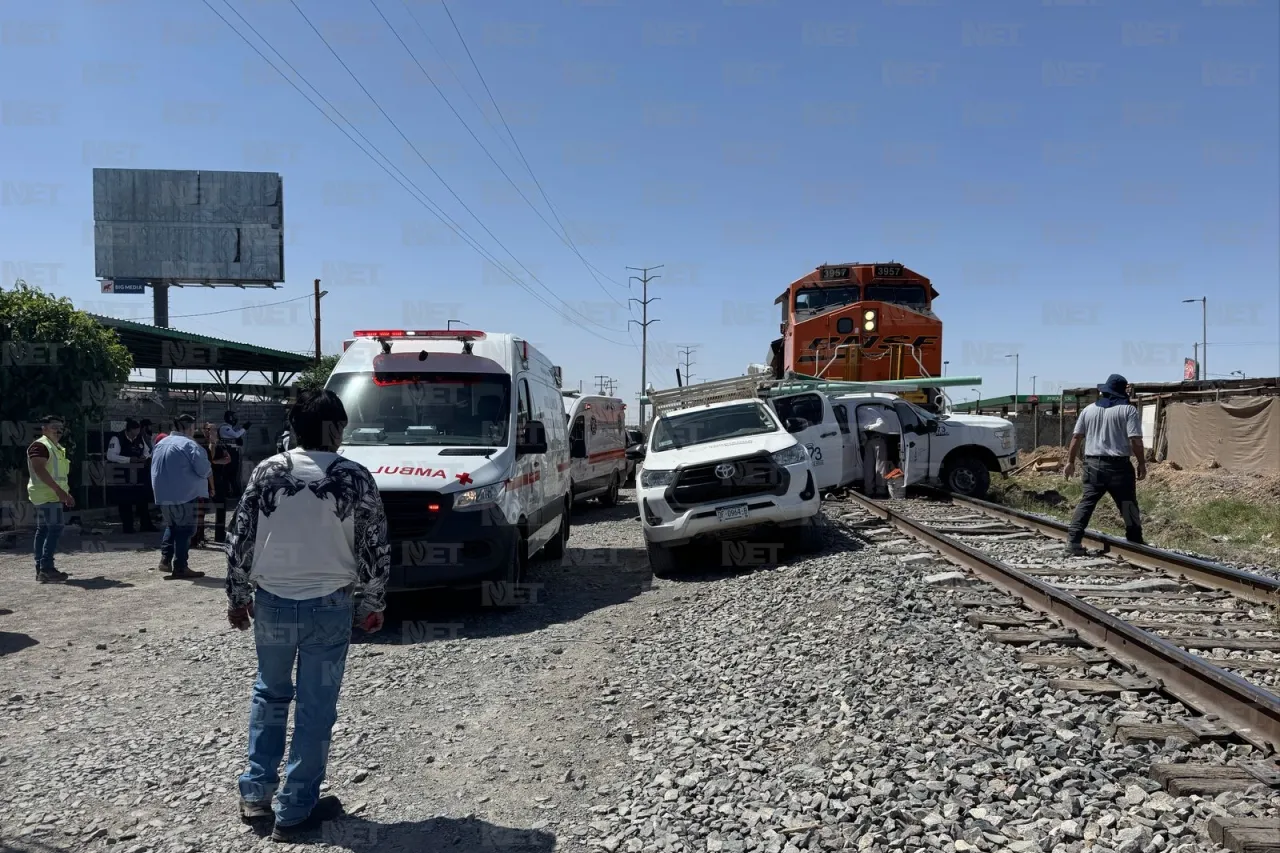 Embiste tren a pickup en el eje vial Juan Gabriel