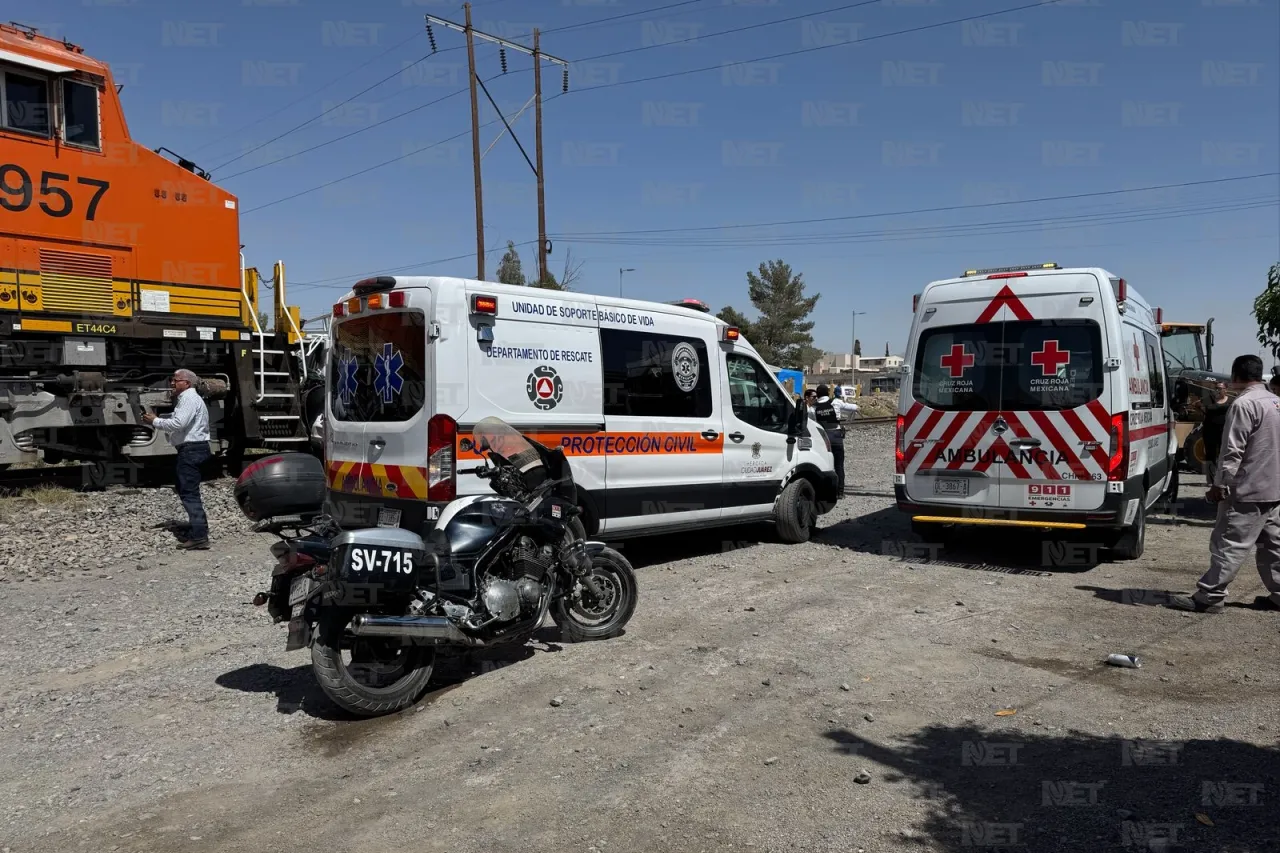Embiste tren a pickup en el eje vial Juan Gabriel