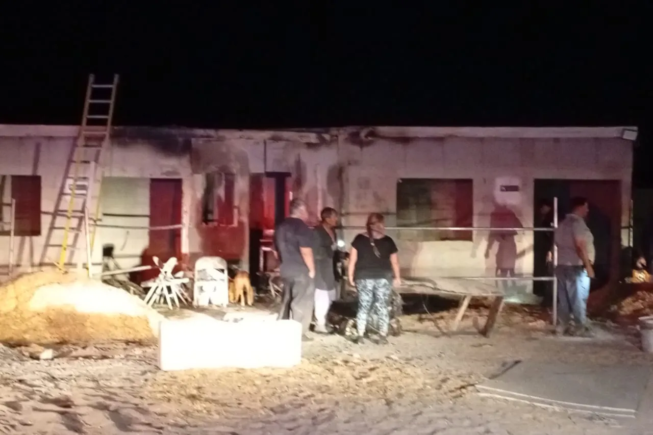 Incendio consume casa en el kilómetro 33; denuncian falta de respuesta