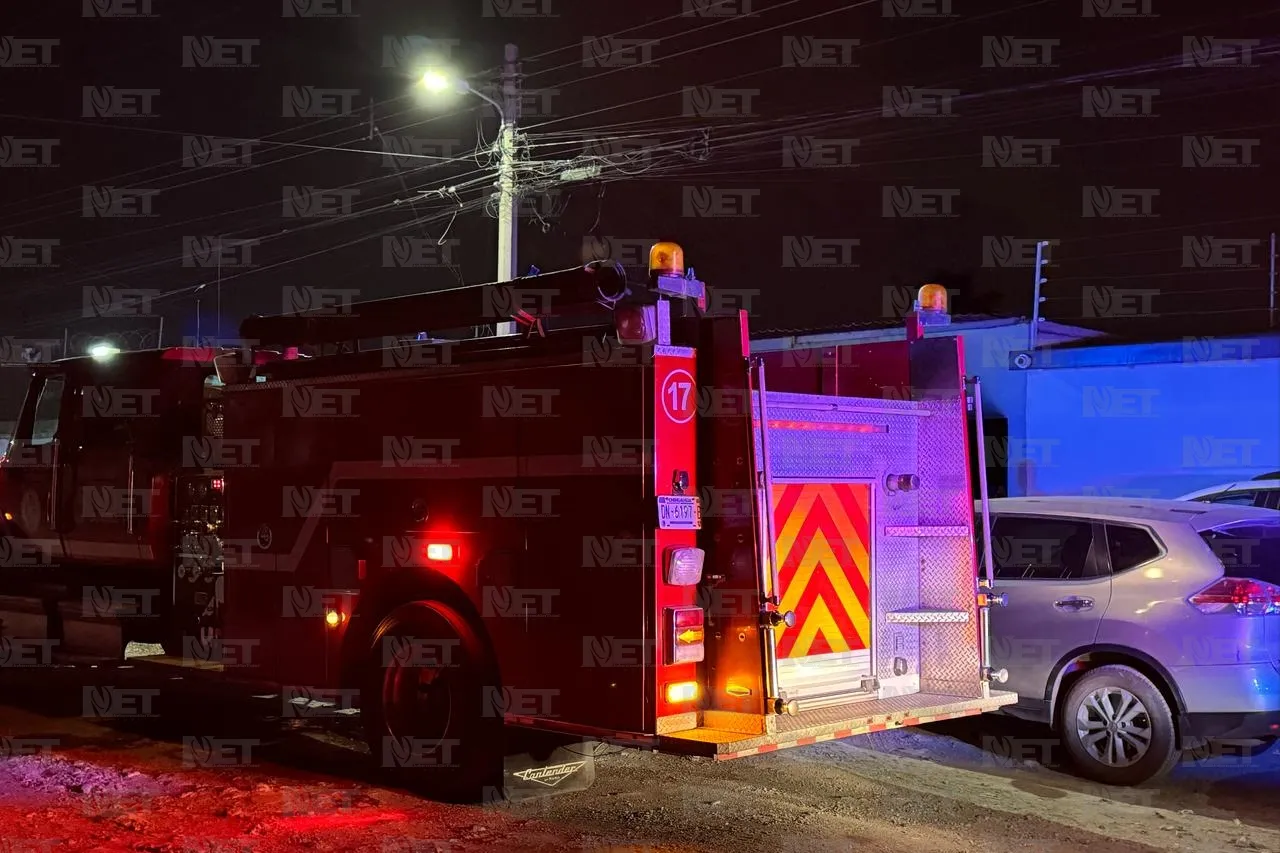 Bomberos sofocan incendio de auto en taller de carrocería