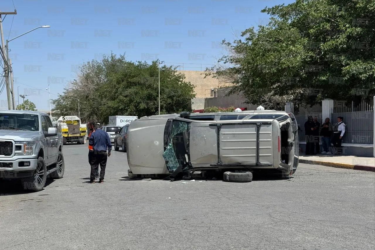 Se le quiebra suspensión, choca pickup y termina volcado