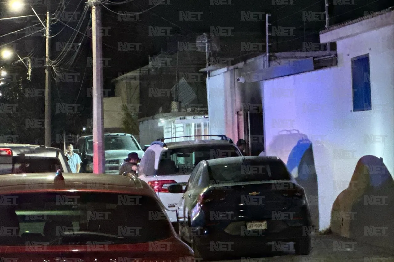 Bomberos sofocan incendio de auto en taller de carrocería