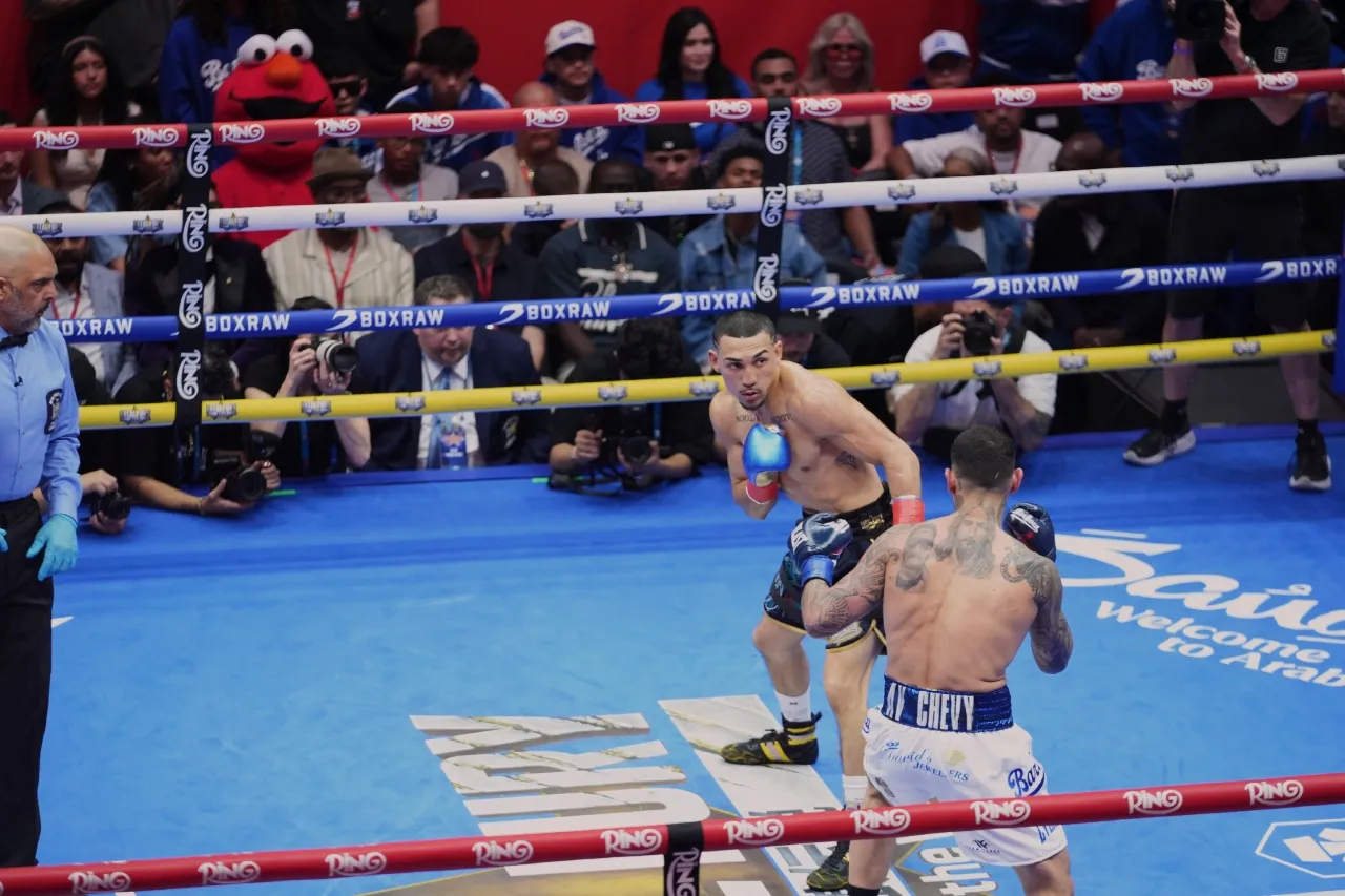 Teofimo López defiende con éxito su título, en evento de boxeo en Times Square