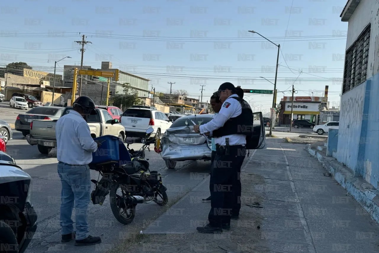 Choca en la perimetral Carlos Amaya y huye dejando dos afectados