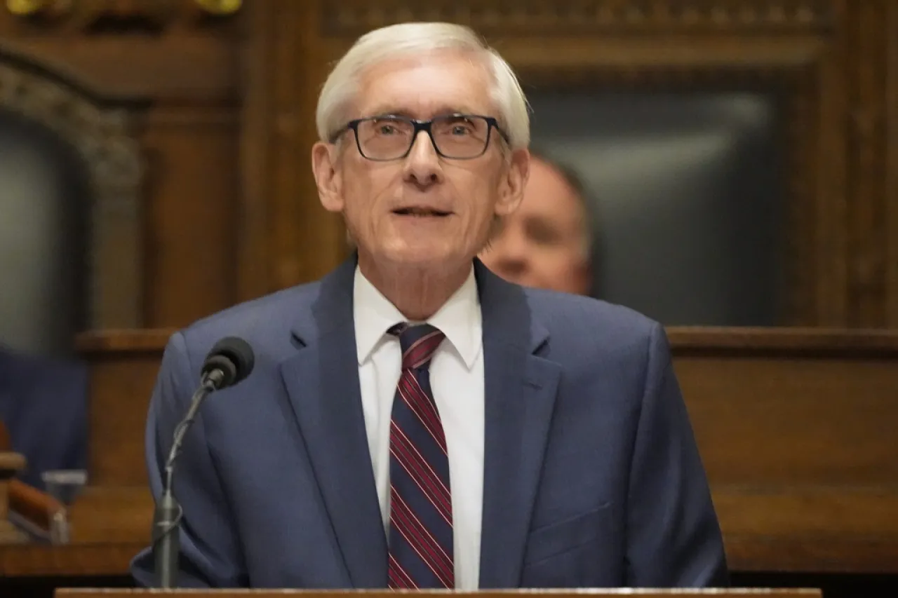 Evers defiende orientación legal contra ICE: Nunca dejaré de hacer lo correcto