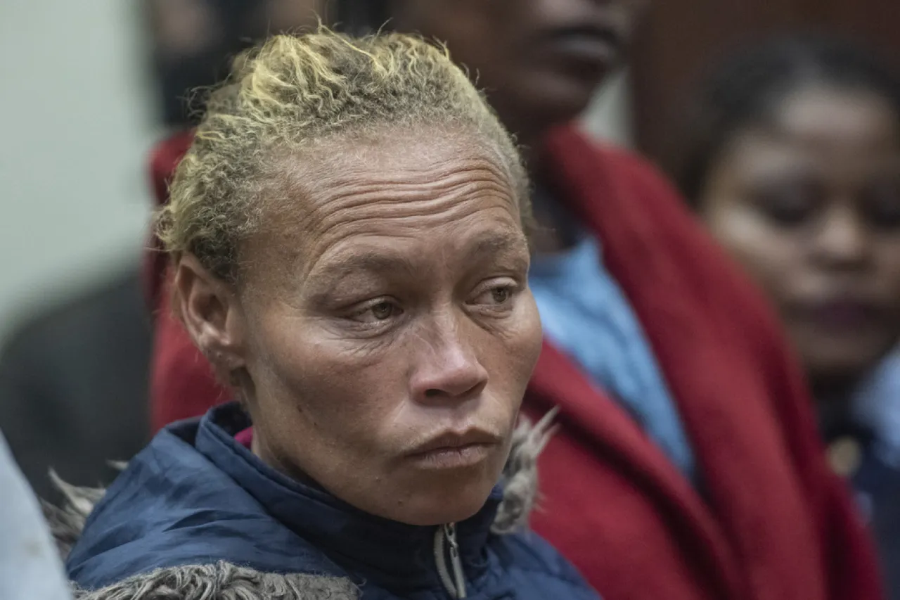 Madre en Sudáfrica es declarada culpable por venta de su hija desaparecida
