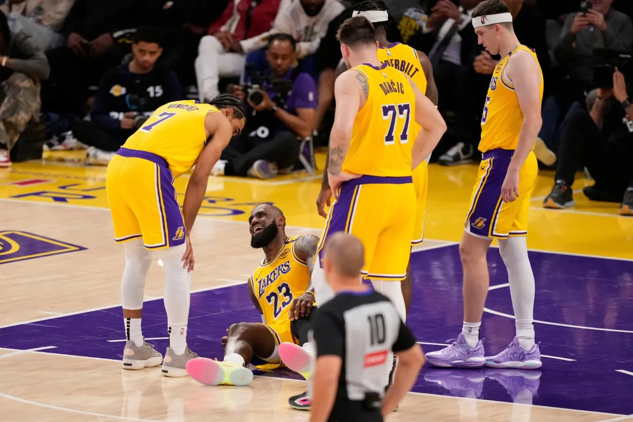 LeBron James se lesiona un ligamento de la rodilla