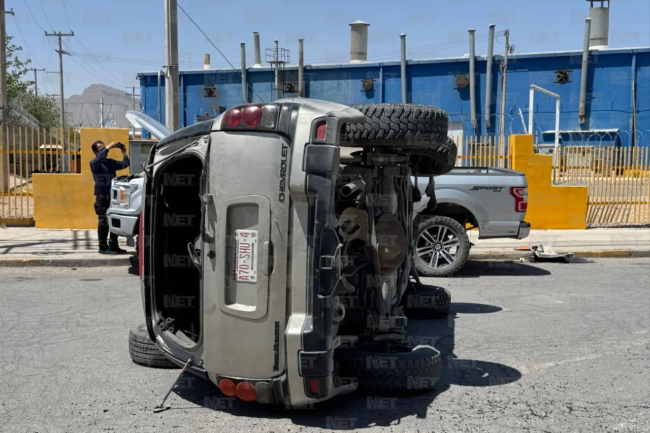 Se le quiebra suspensión, choca pickup y termina volcado