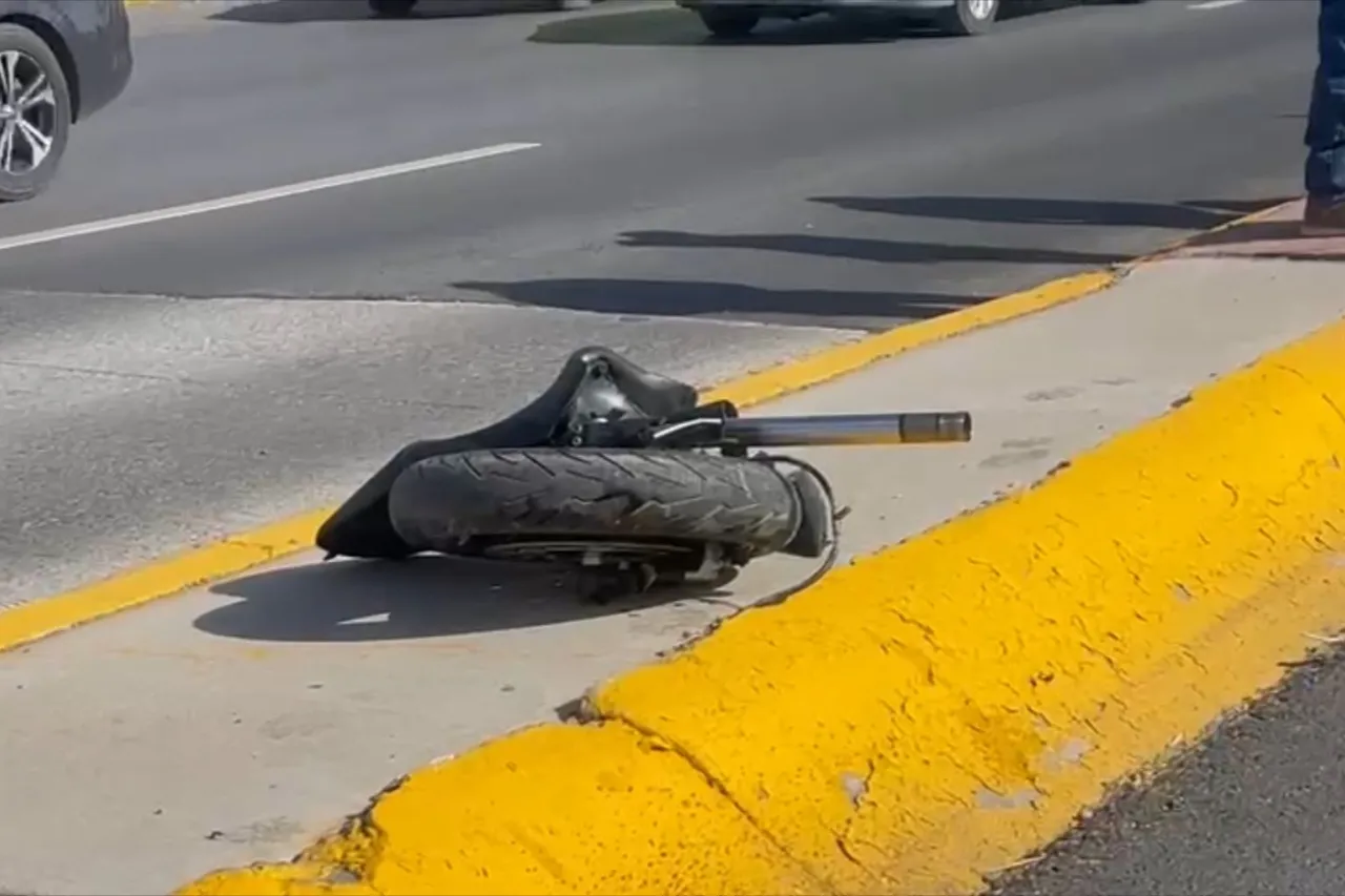 Motociclista sale volando por choque en la avenida Tecnológico