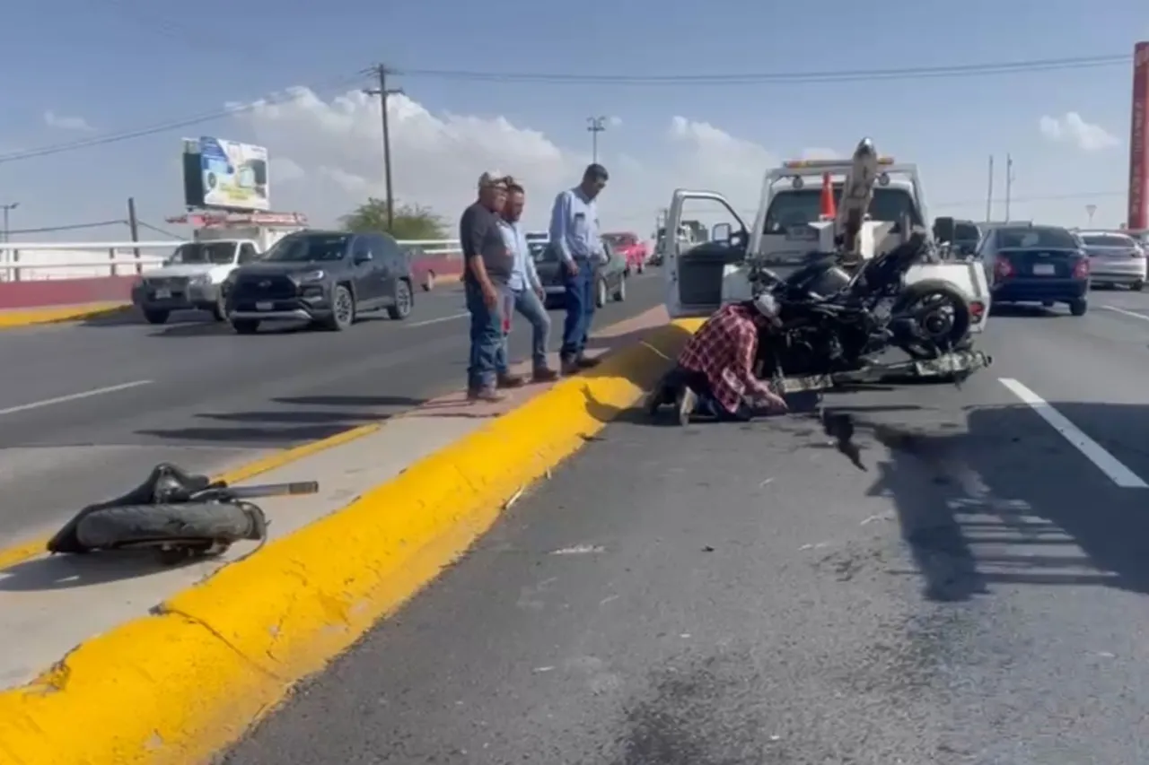 Motociclista sale volando por choque en la avenida Tecnológico