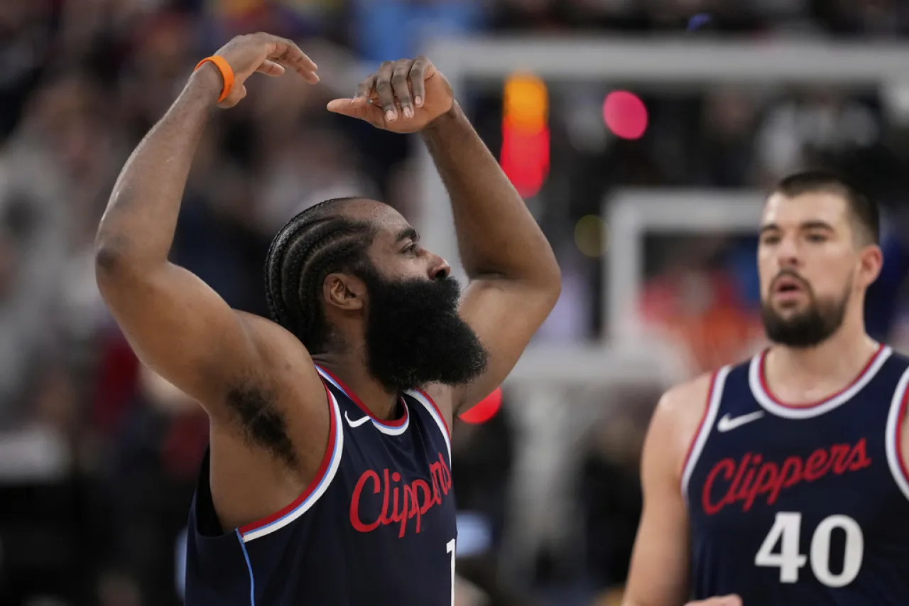 Clippers forzan un 7mo partido con aguerrida victoria 111-105 sobre Nuggets