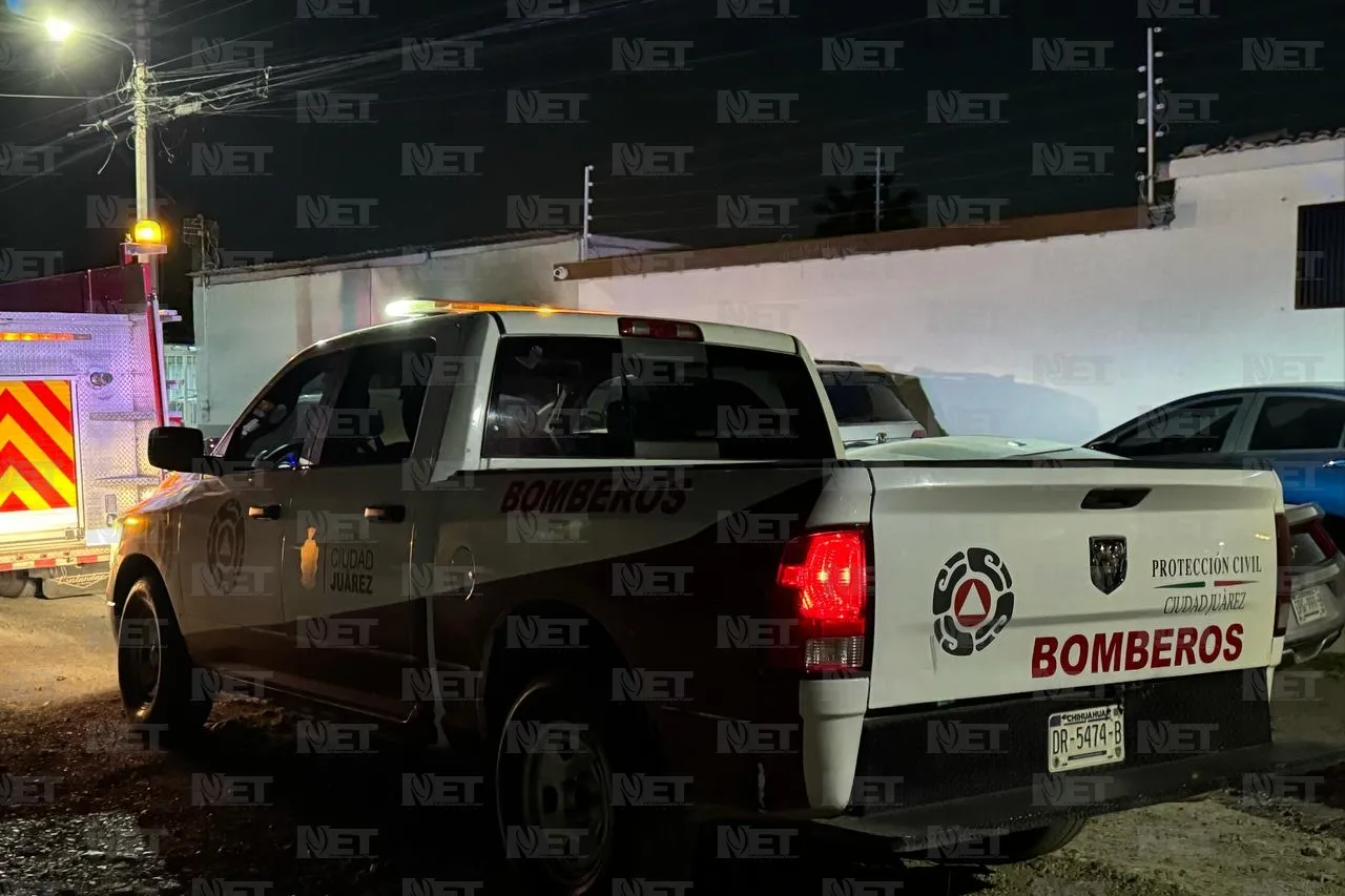 Bomberos sofocan incendio de auto en taller de carrocería