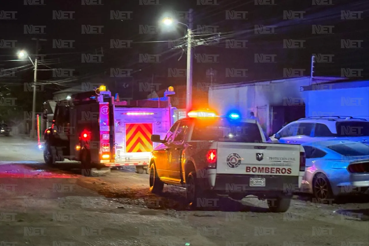 Bomberos sofocan incendio de auto en taller de carrocería