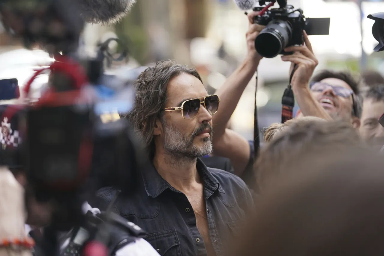 Russell Brand llega a tribunal para enfrentar cargos de abuso