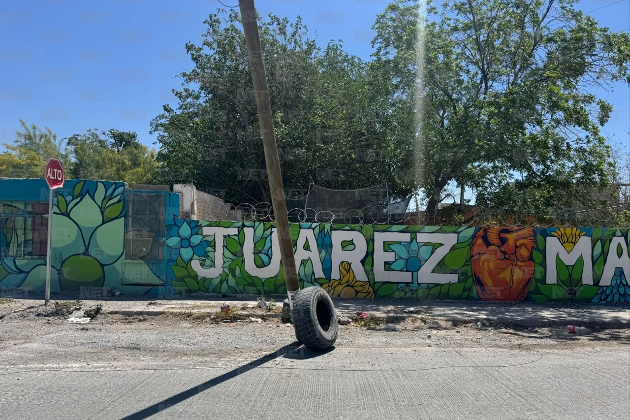 Juárez: Poste colgado tras choque pone en riesgo a vecinos