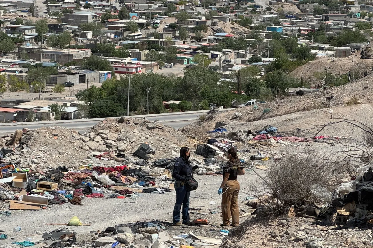 Hallan cadáver de un hombre en terracería detrás de un panteón