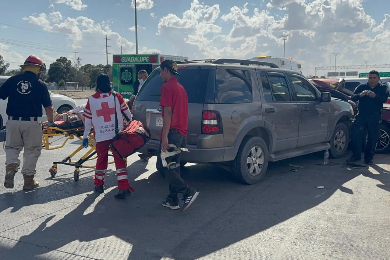 Provoca carambola al querer meterse a la fila del puente Libre