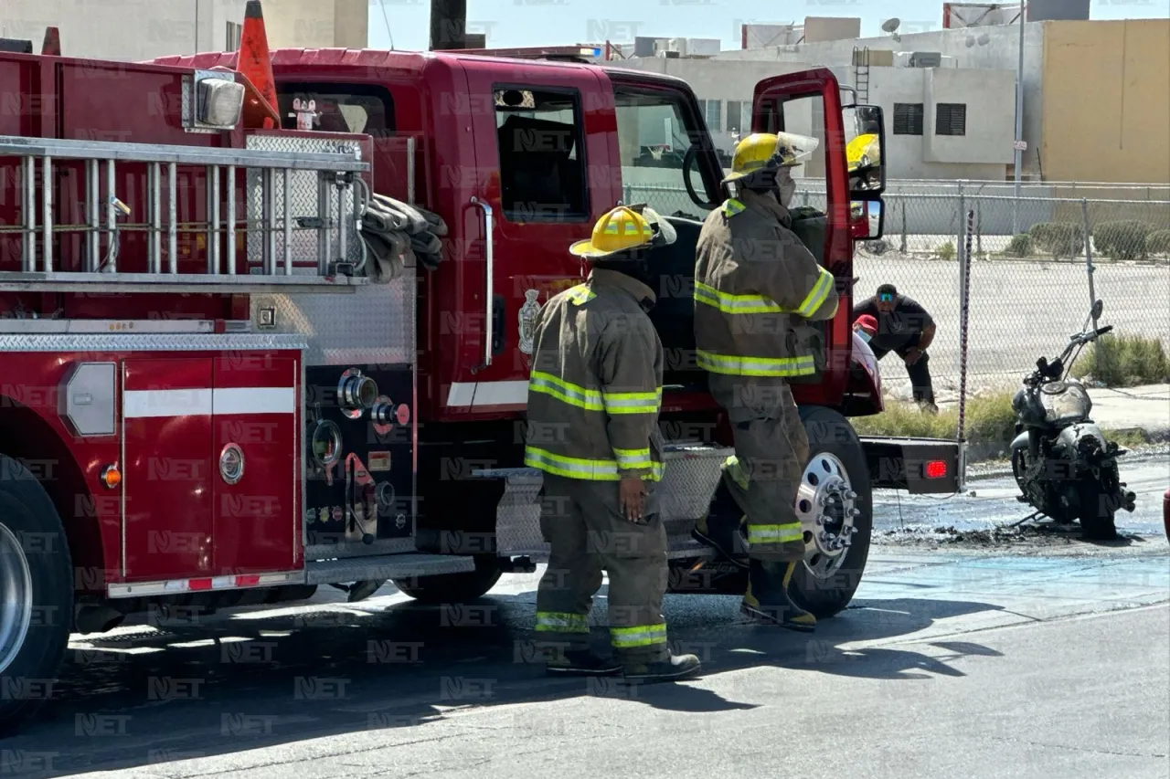 Se incendia moto el Gómez Morín; 'biker' resulta lesionado