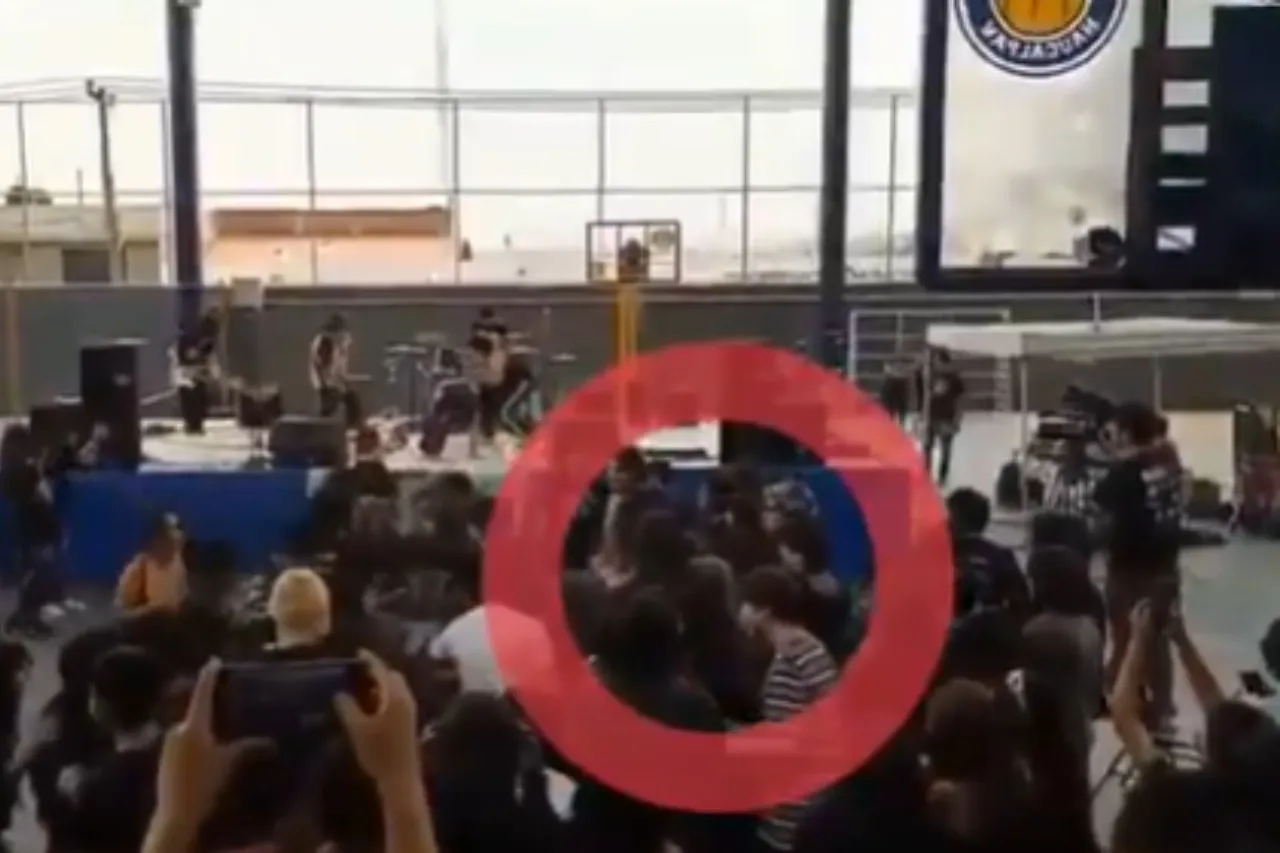Joven se desvancece y muere durante evento musical en preparatoria