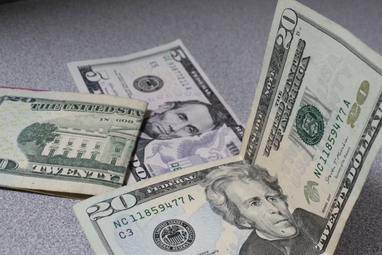 Cae precio del dólar en casas de cambio; así cotiza hoy