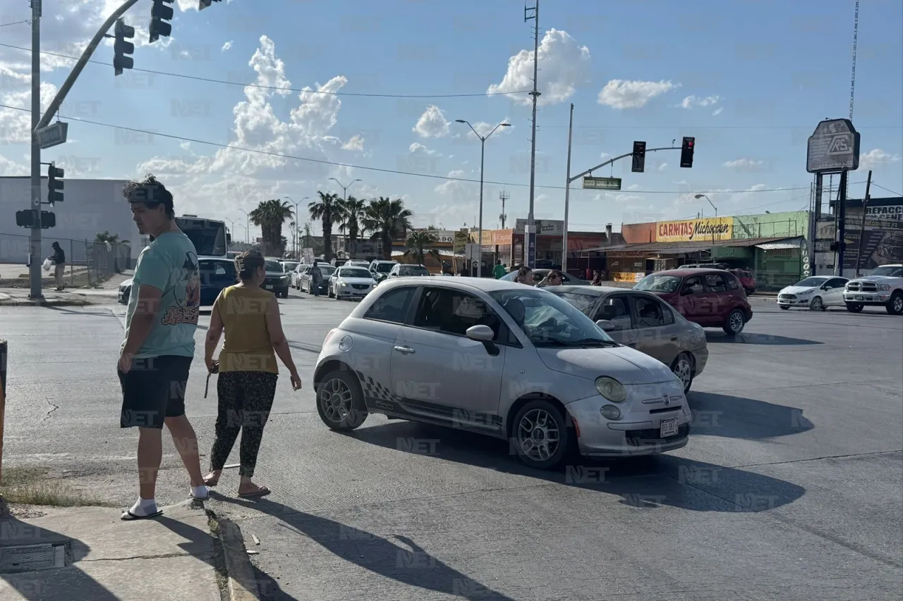 Choque provoca tráfico en transitado crucero