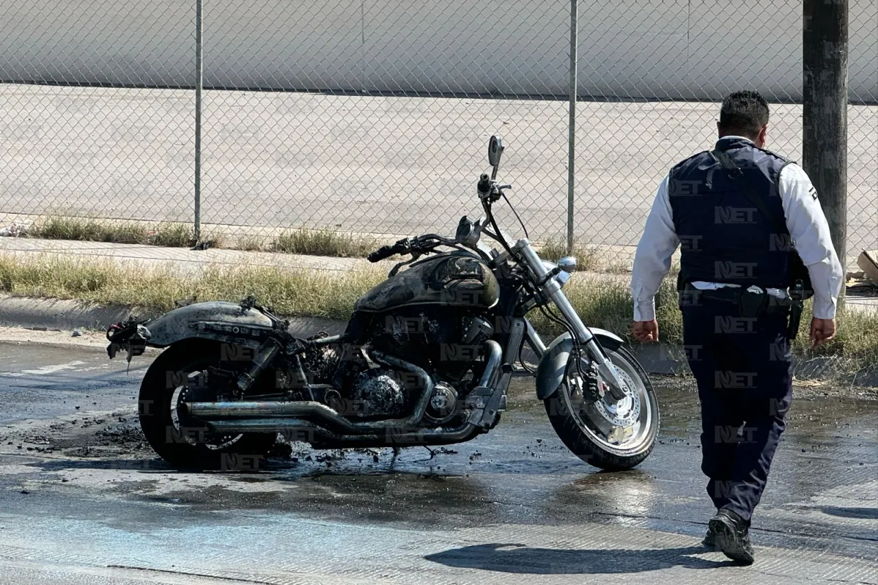 Se incendia moto el Gómez Morín; 'biker' resulta lesionado