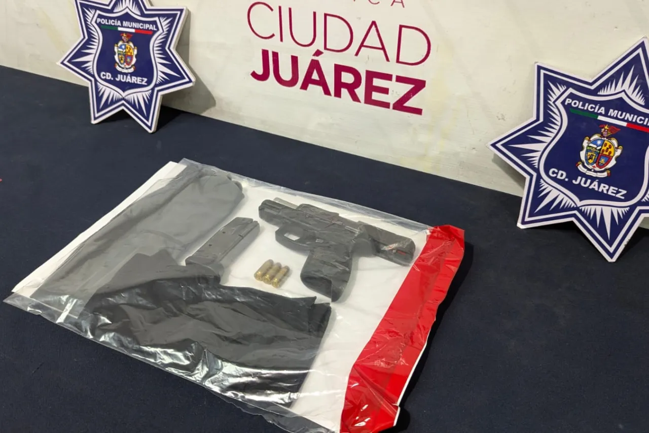 Presentan a presuntos 'carjackers' detenidos ayer tras persecución