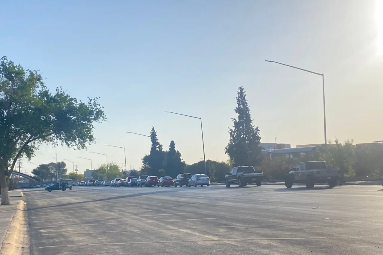 Así las filas para cruzar este sábado a El Paso