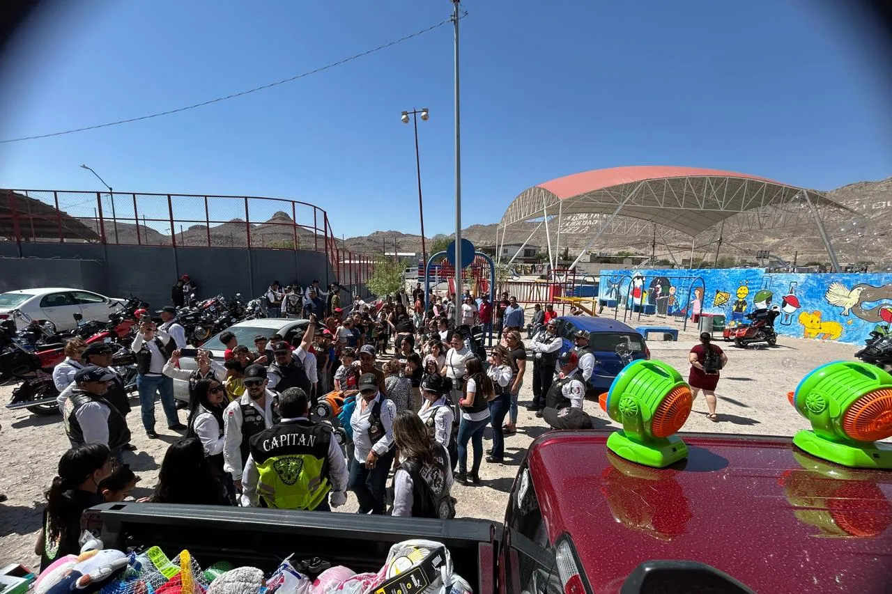 Reparten ‘bikers’ 500 juguetes a niños de colonia vulnerable