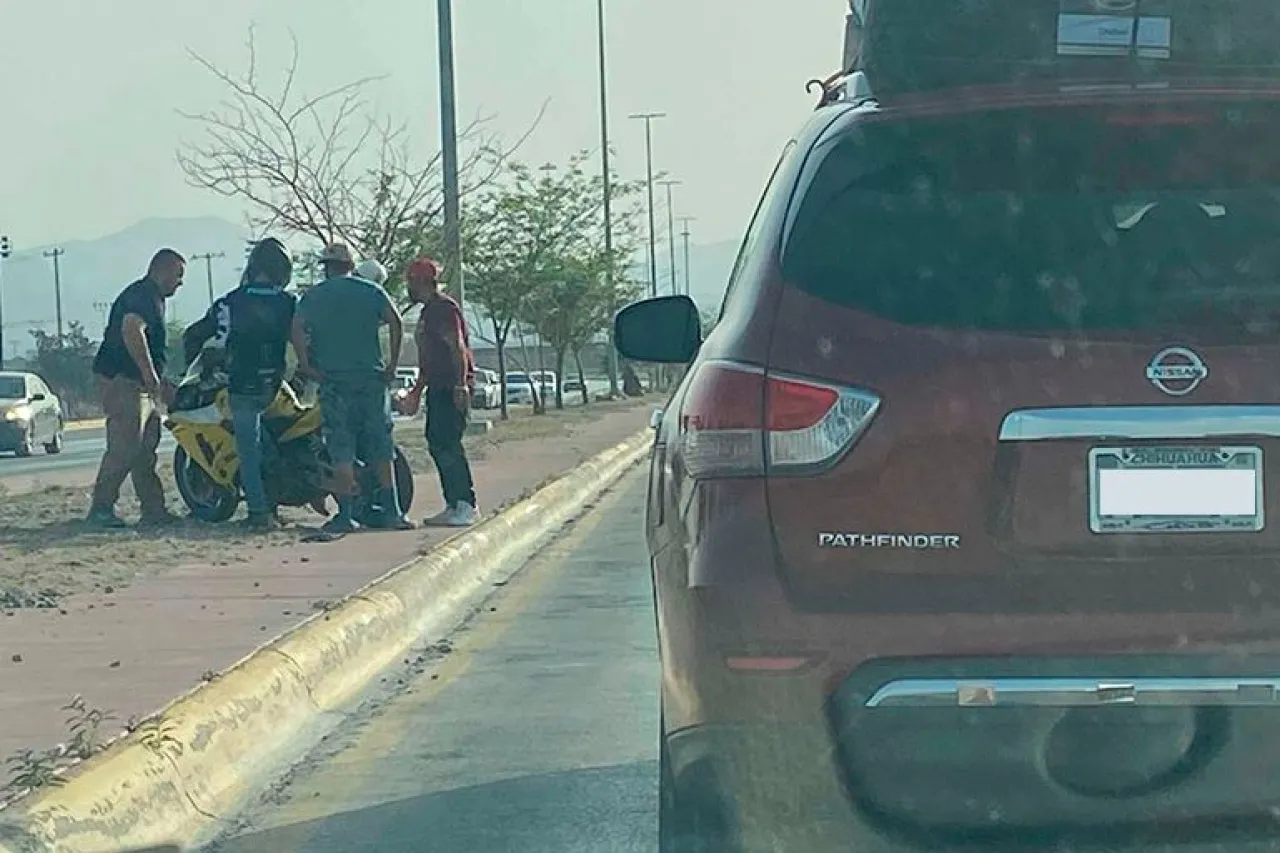 Intenta 'caballitos' en moto y se accidenta