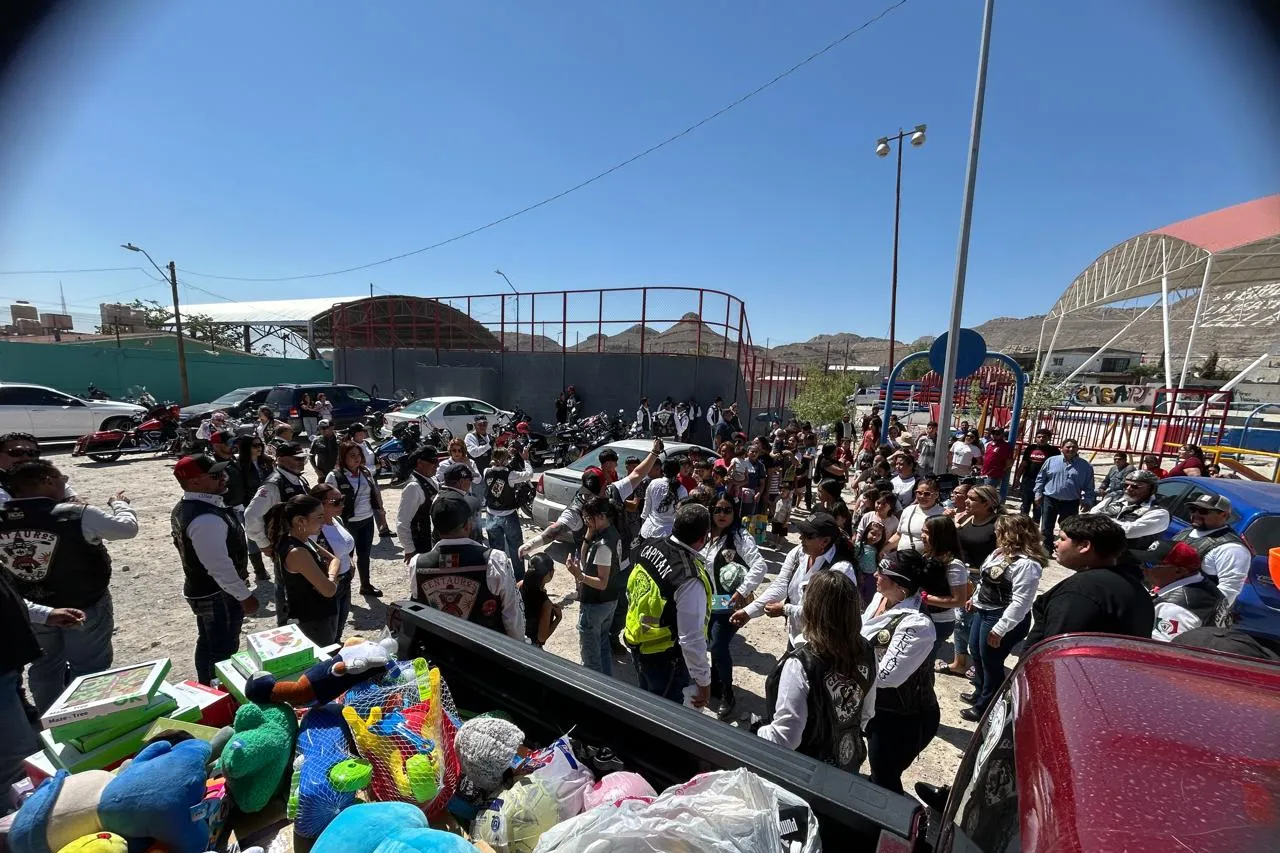 Reparten ‘bikers’ 500 juguetes a niños de colonia vulnerable