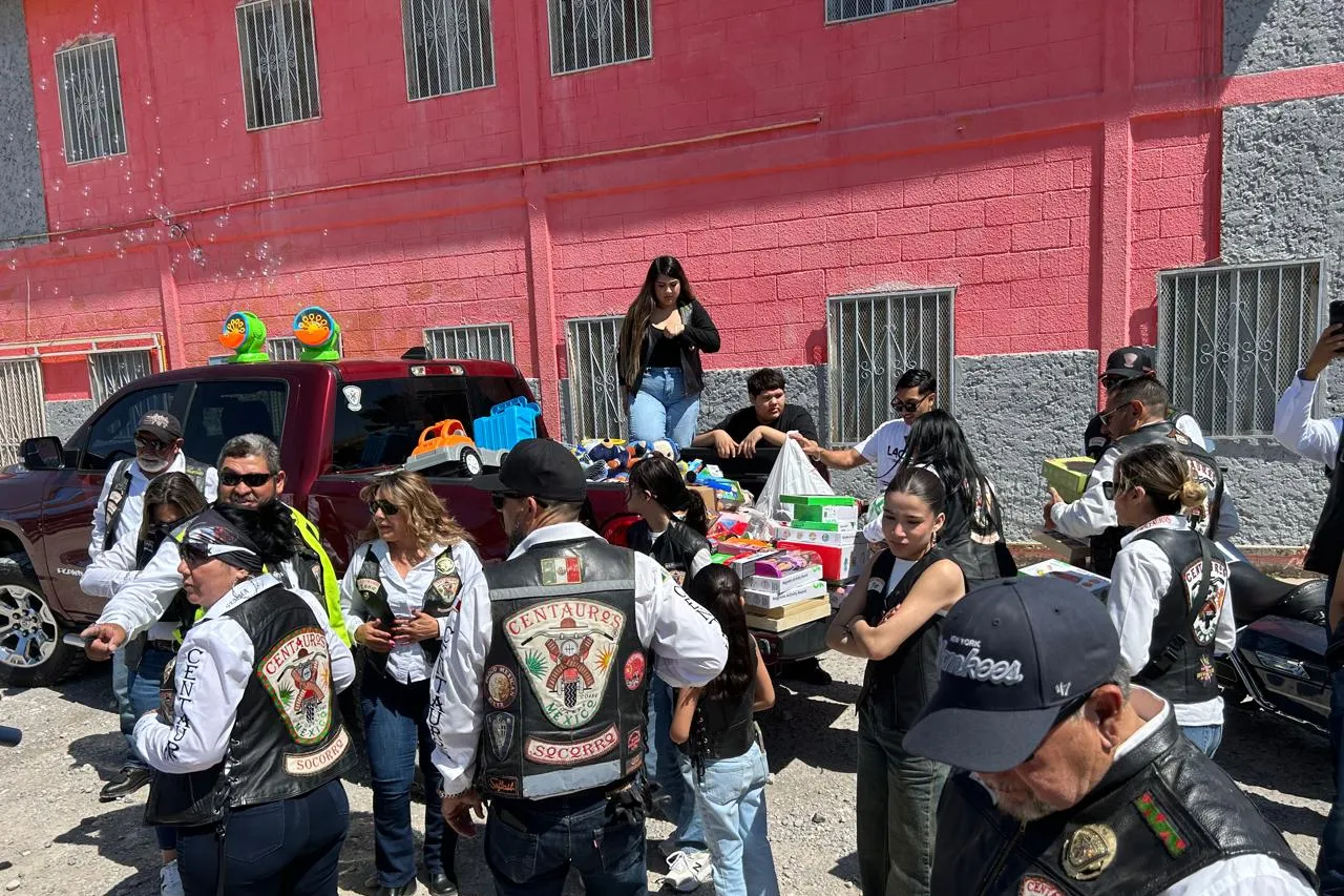 Reparten ‘bikers’ 500 juguetes a niños de colonia vulnerable