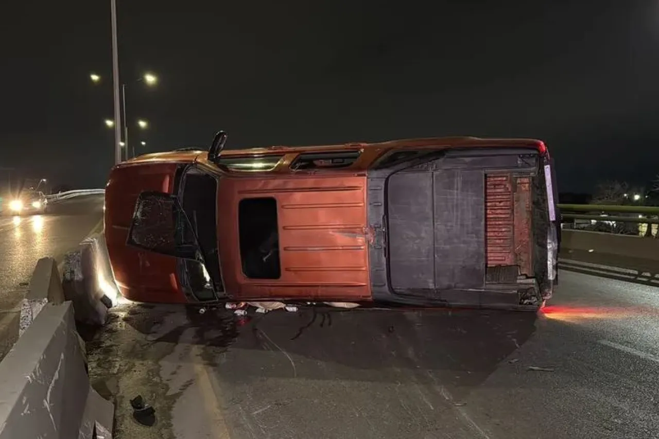 Esposa llama y él vuelca al huir de motel