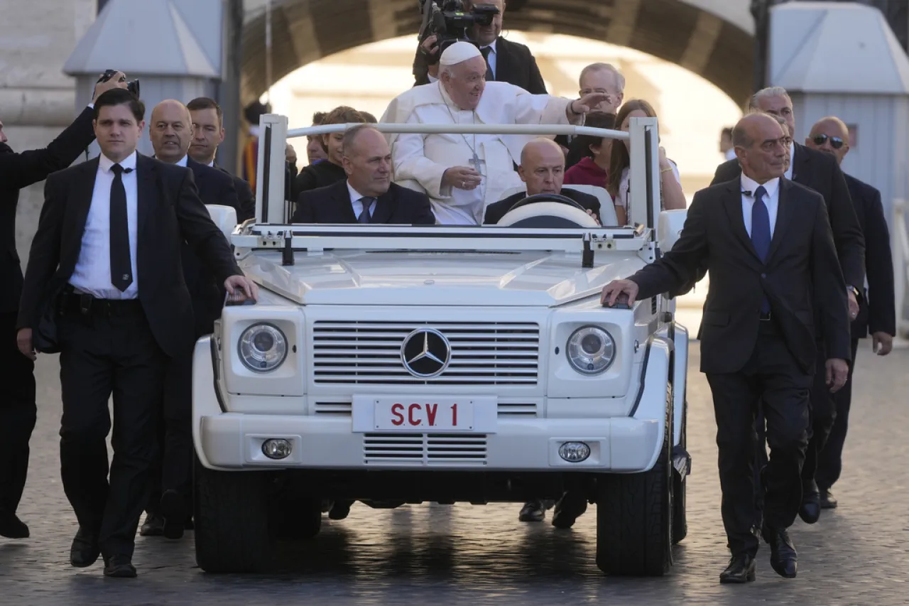 El Papa Francisco regaló su papamóvil para salvar vidas