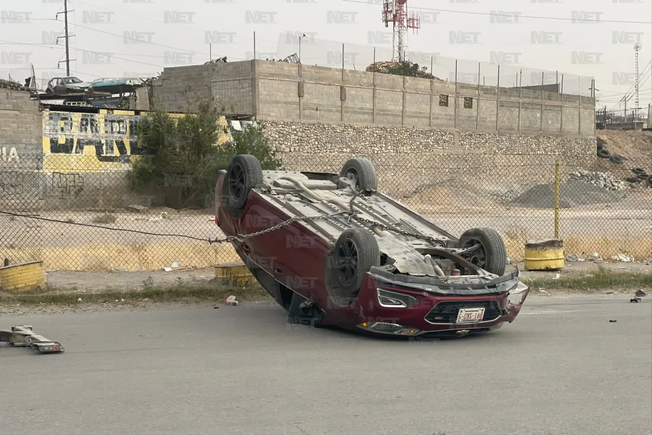 Pierde el control de su auto y vuelca en la avenida Oasis Revolución
