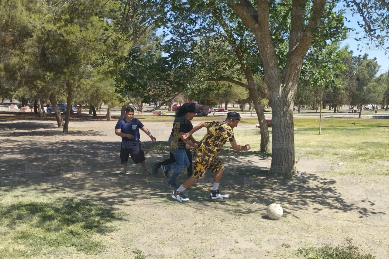 Aprovechan juarenses día libre para convivir en familia