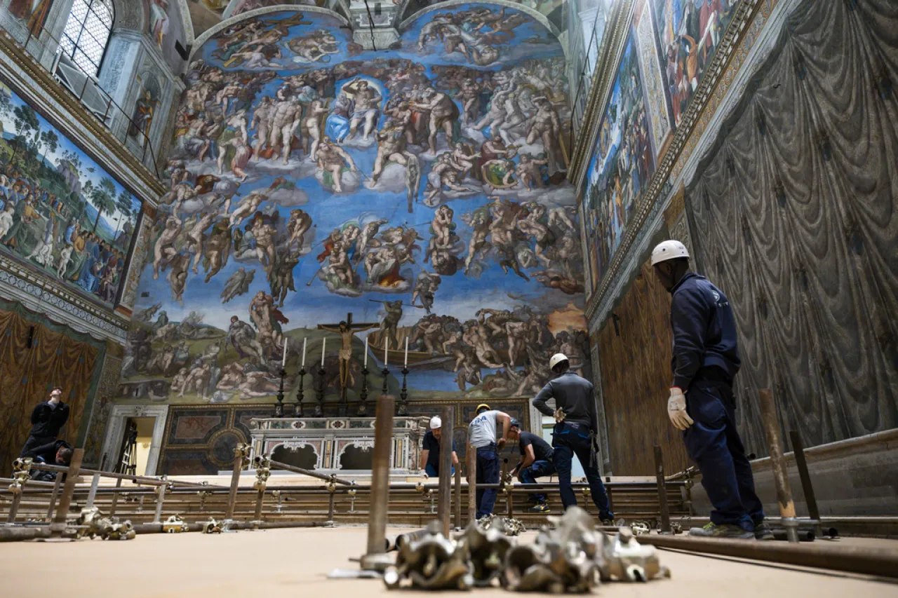 Personal del Vaticano jura guardar secreto bajo amenaza de excomunión
