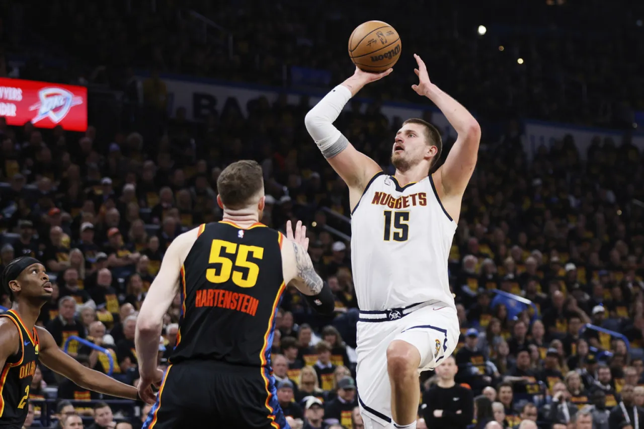 Vencen Nuggets al Thunder para iniciar la serie de semifinales en el Oeste