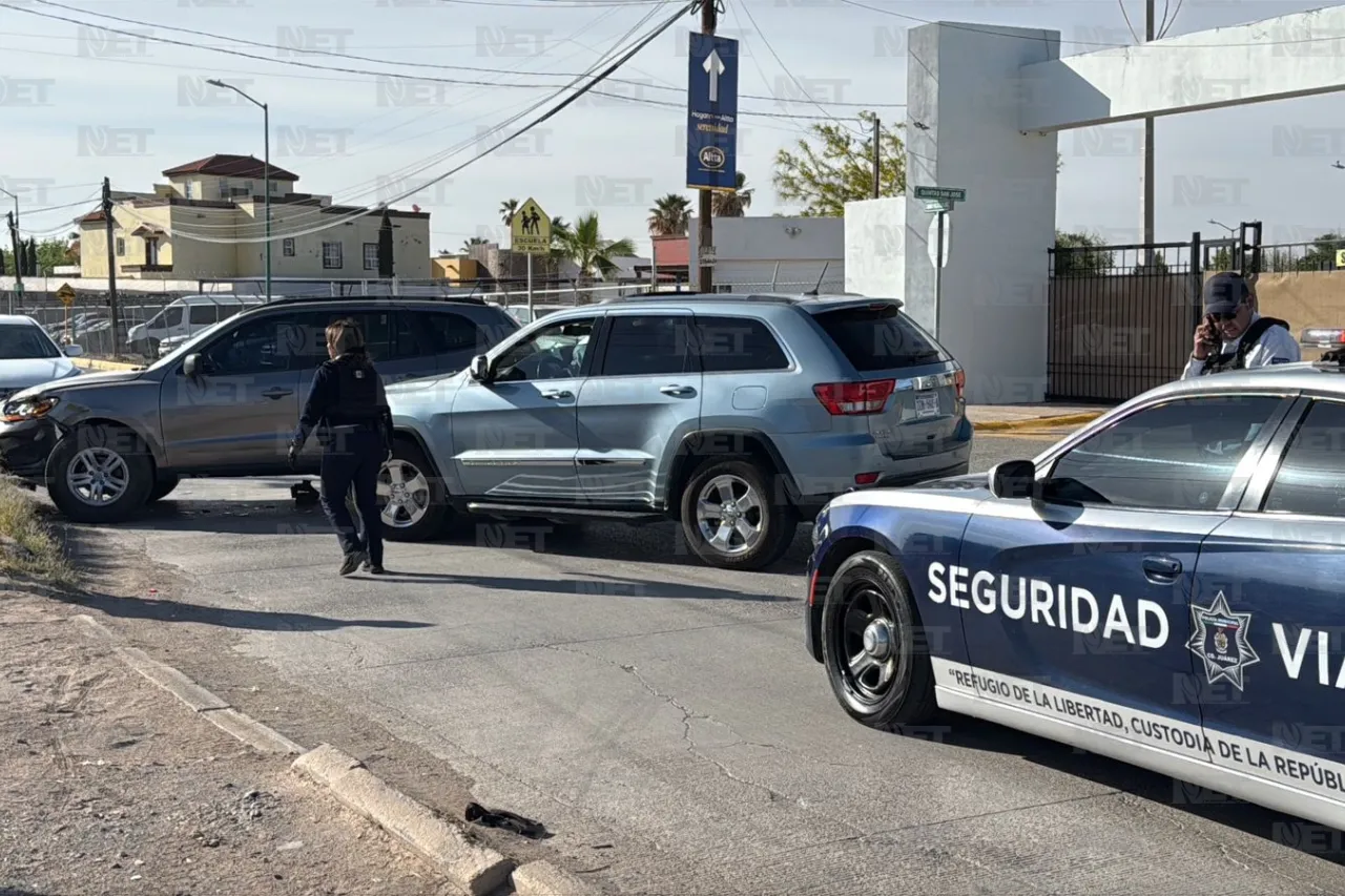 Choca conductora cuando llevaba a sus hijos a la escuela