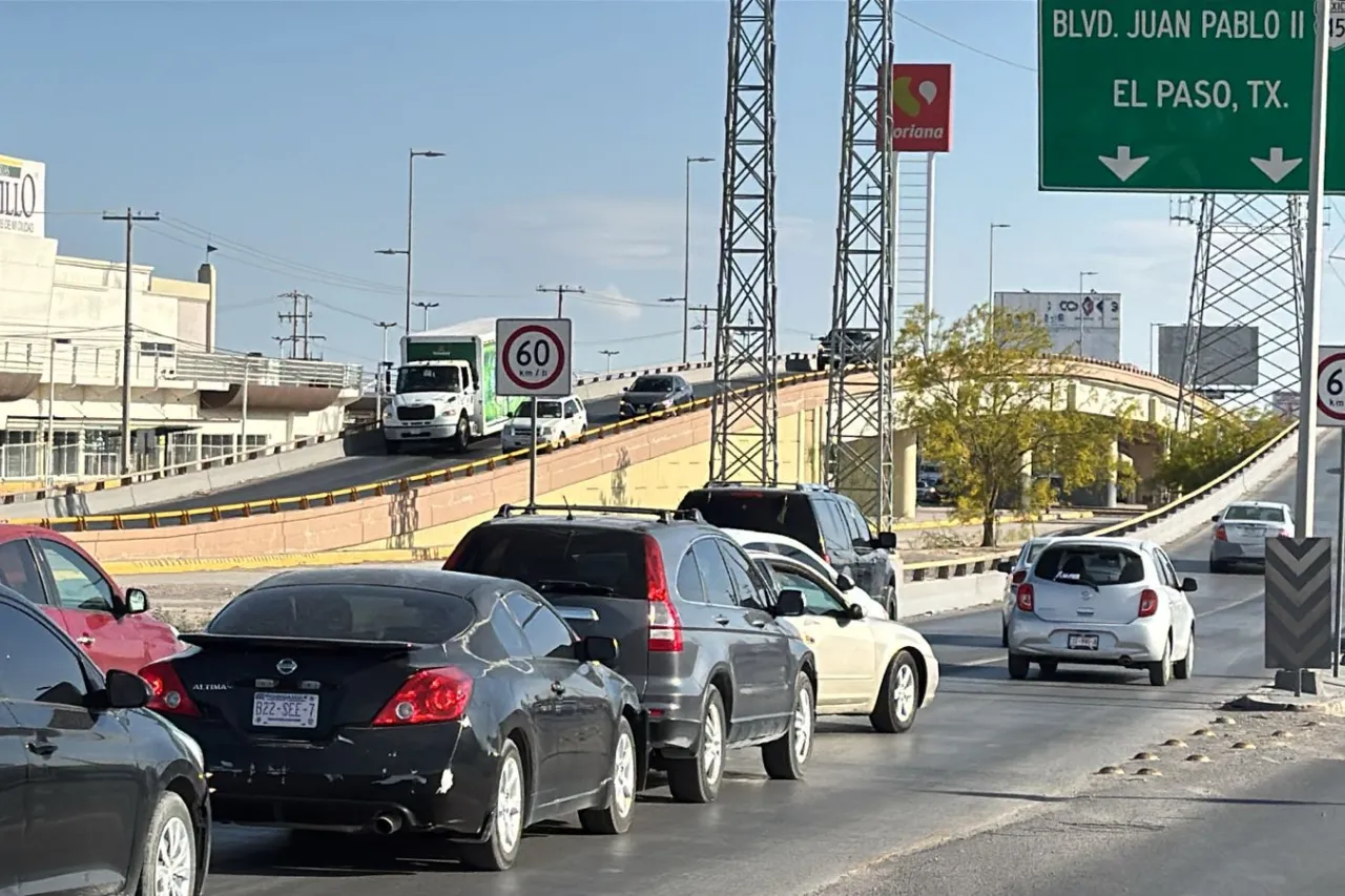 Se descompone auto y genera caos vial en Las Torres y Zaragoza